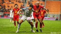 Laga Persija Jakarta vs Bali United dalam lanjutan Liga 1 2024/2025 berlangsung di Jakarta International Stadium, Sabtu (10/5/2025) malam WIB. Kedua tim saling tempel di klasemen, dengan Bali United menempati posisi delapan dan Persija di urutan sembilan, mengoleksi poin yang sama (47).