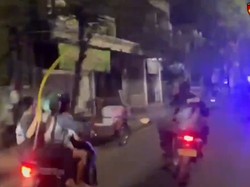 Video: Aksi Polisi Kejar Remaja Gangster Bersenjata Tajam di Surabaya
