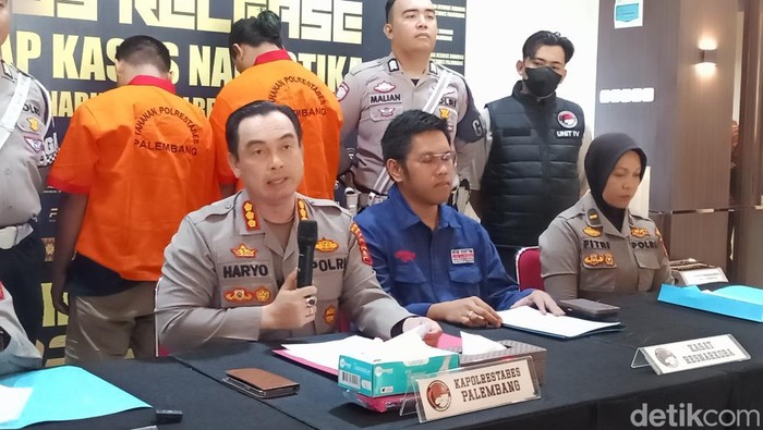 Polisi menerangkan kronologi penangkapan dua kurir narkoba asal Riau di Palembang Polisi menerangkan kronologi penangkapan dua kurir narkoba asal Riau di Palembang