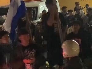 Tingkah Nyeleneh di Sela Euforia Persib Juara Tingkah Nyeleneh di Sela Euforia Persib Juara