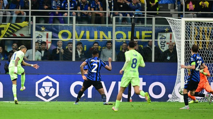 Soccer Football - Champions League - Semi Final - Second Leg - Inter Milan v FC Barcelona - San Siro, Milan, Italy - May 6, 2025 FC Barcelonas Raphinha scores their third goal past Inter Milans Yann Sommer REUTERS/Daniele Mascolo