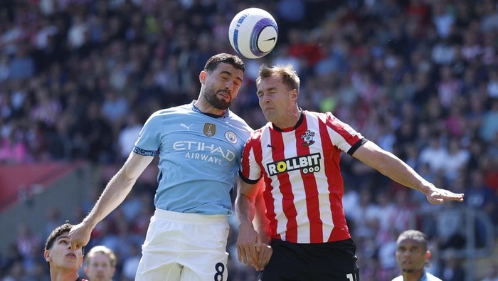 Soccer Football - Premier League - Southampton v Manchester City - St Marys Stadium, Southampton, Britain - May 10, 2025 Manchester Citys Mateo Kovacic in action with Southamptons James Bree Action Images via Reuters/Peter Cziborra EDITORIAL USE ONLY. NO USE WITH UNAUTHORIZED AUDIO, VIDEO, DATA, FIXTURE LISTS, CLUB/LEAGUE LOGOS OR LIVE SERVICES. ONLINE IN-MATCH USE LIMITED TO 120 IMAGES, NO VIDEO EMULATION. NO USE IN BETTING, GAMES OR SINGLE CLUB/LEAGUE/PLAYER PUBLICATIONS. PLEASE CONTACT YOUR ACCOUNT REPRESENTATIVE FOR FURTHER DETAILS..