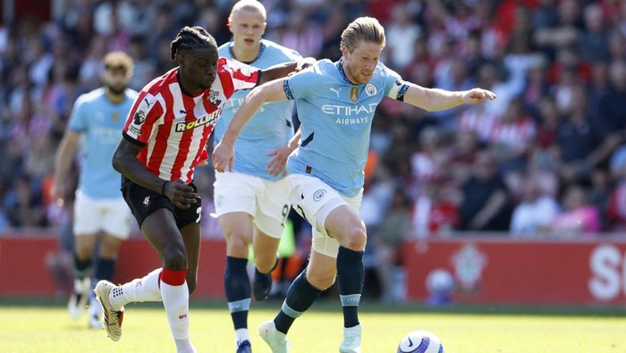 Southampton vs Manchester City Soccer Football - Premier League - Southampton v Manchester City - St Marys Stadium, Southampton, Britain - May 10, 2025 Southamptons Lesley Ugochukwu in action with Manchester Citys Kevin De Bruyne Action Images via Reuters/Peter Cziborra EDITORIAL USE ONLY. NO USE WITH UNAUTHORIZED AUDIO, VIDEO, DATA, FIXTURE LISTS, CLUB/LEAGUE LOGOS OR LIVE SERVICES. ONLINE IN-MATCH USE LIMITED TO 120 IMAGES, NO VIDEO EMULATION. NO USE IN BETTING, GAMES OR SINGLE CLUB/LEAGUE/PLAYER PUBLICATIONS. PLEASE CONTACT YOUR ACCOUNT REPRESENTATIVE FOR FURTHER DETAILS..