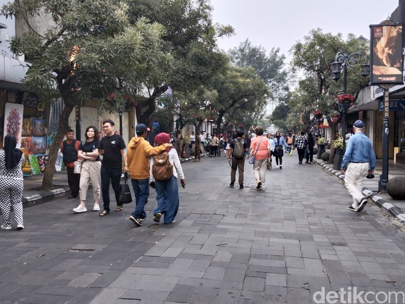 Suasana Braga, Kota Bandung di momen libur panjang Waisak 2025.