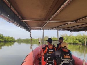 Petugas Temukan Mesin Perahu-Ponsel Milik Pemancing yang Tenggelam di Beltim Petugas Temukan Mesin Perahu-Ponsel Milik Pemancing yang Tenggelam di Beltim
