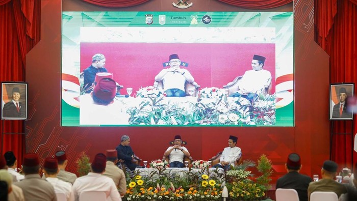 Ustaz Abdul Somad dan Rocky Gerung bertemu dalam kajian subuh di Polda Riau.