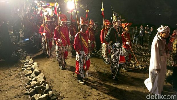 Suasana larung pelita yang berjalan di Sungai Progo, daerah Brojonalan, Kecamatan Borobudur, Kabupaten Magelang, Sabtu (10/5/2025). Umat Buddha
