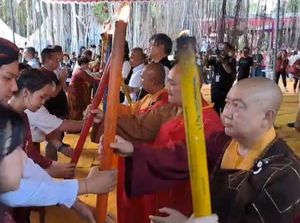 Jelang Waisak, Api Dharma dari Mrapen Disemayamkan di Candi Mendut Jelang Waisak, Api Dharma dari Mrapen Disemayamkan di Candi Mendut