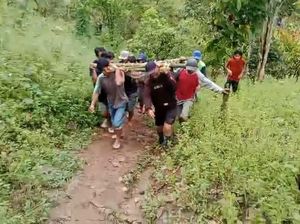 Jenazah di Polman Ditandu 2,5 Km gegara Ambulans Sulit Lewati Jalan Berlumpur Jenazah di Polman Ditandu 2,5 Km gegara Ambulans Sulit Lewati Jalan Berlumpur