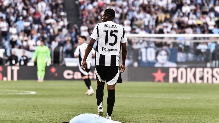 ROME, ITALY - MAY 10: Pierre Kalulu of Juventus after a clash during the game with Valentin Castellanos of SS Lazio during the Serie A match between SS Lazio and Juventus at Stadio Olimpico on May 10, 2025 in Rome, Italy. (Photo by Ivan Romano/Getty Images)