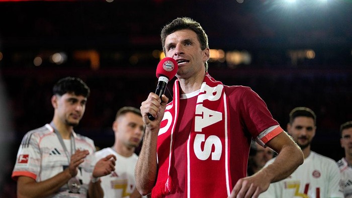 2214407601 MUNICH, GERMANY - MAY 10: Thomas Mueller of Bayern Munich speaks to the crowd, after his final home game for the team after the Bundesliga match between FC Bayern München and Borussia Mönchengladbach at Allianz Arena on May 10, 2025 in Munich, Germany. (Photo by F. Noever/FC Bayern via Getty Images)