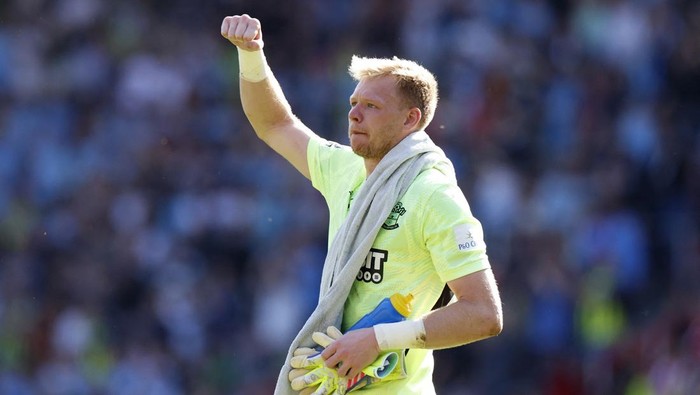 Aaron Ramsdale Soccer Football - Premier League - Southampton v Manchester City - St Marys Stadium, Southampton, Britain - May 10, 2025 Southamptons Aaron Ramsdale celebrates after the match Action Images via Reuters/Peter Cziborra EDITORIAL USE ONLY. NO USE WITH UNAUTHORIZED AUDIO, VIDEO, DATA, FIXTURE LISTS, CLUB/LEAGUE LOGOS OR LIVE SERVICES. ONLINE IN-MATCH USE LIMITED TO 120 IMAGES, NO VIDEO EMULATION. NO USE IN BETTING, GAMES OR SINGLE CLUB/LEAGUE/PLAYER PUBLICATIONS. PLEASE CONTACT YOUR ACCOUNT REPRESENTATIVE FOR FURTHER DETAILS..