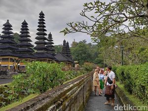 Wisatawan Padati Pura Taman Ayun Saat Libur Panjang Waisak Wisatawan Padati Pura Taman Ayun Saat Libur Panjang Waisak