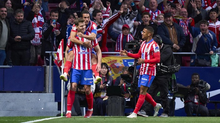 MADRID, SPAIN - MAY 10: Alexander Sorloth of Atletico de Madrid celebrates his team third goal  with teammates during La Liga EA Sport match between Atletico de Madrid and Real Sociedad at Riyadh Air Metropolitano on May 10, 2025 in Madrid, Spain. (Photo by Diego Souto/Getty Images)
