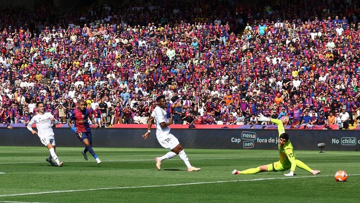 Soccer Football - LaLiga - FC Barcelona v Real Madrid - Estadi Olimpic Lluis Companys, Barcelona, Spain - May 11, 2025 FC Barcelona's Raphinha scores their third goal REUTERS/Albert Gea