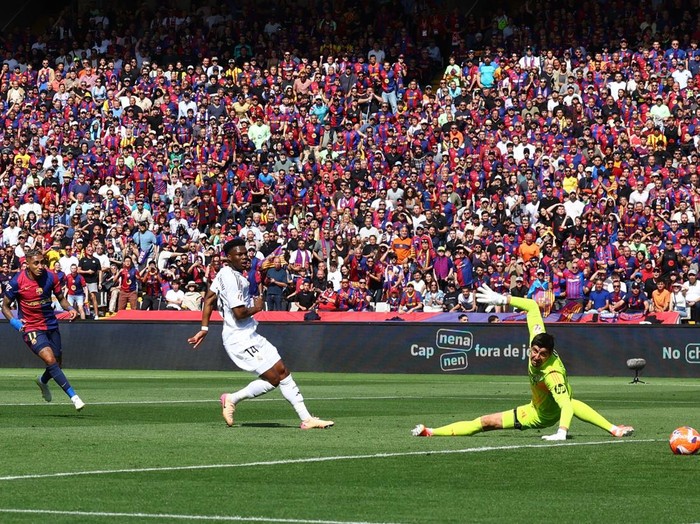 Soccer Football - LaLiga - FC Barcelona v Real Madrid - Estadi Olimpic Lluis Companys, Barcelona, Spain - May 11, 2025 FC Barcelona's Raphinha scores their third goal REUTERS/Albert Gea