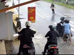 Gentayangan Kawanan Begal di Lumajang Hujan-hujan Rampas Motor Pelajar Gentayangan Kawanan Begal di Lumajang Hujan-hujan Rampas Motor Pelajar