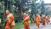 Melihat Lagi Biksu Thudong Saat Tiba di Candi Borobudur