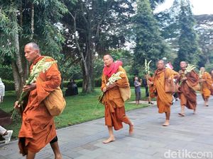 Melihat Lagi Biksu Thudong Saat Tiba di Candi Borobudur Melihat Lagi Biksu Thudong Saat Tiba di Candi Borobudur