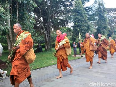 Melihat Lagi Biksu Thudong Saat Tiba di Candi Borobudur