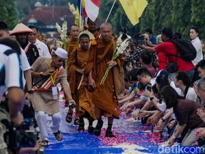 Rangkaian Peringatan Waisak Dimulai Siang, Umat Kumpul di Candi Mendut Rangkaian Peringatan Waisak Dimulai Siang, Umat Kumpul di Candi Mendut