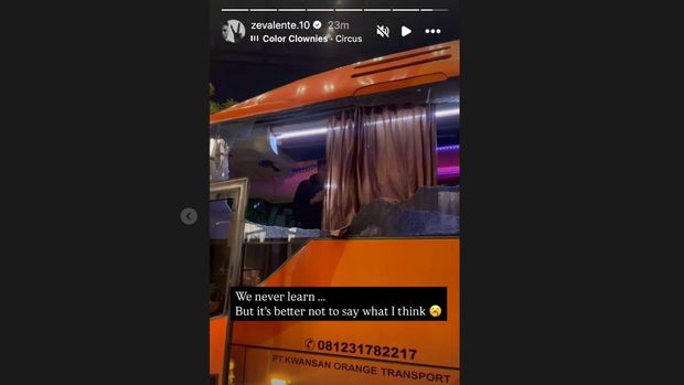 Bus yang ditumpangi pemain dan ofisial Persik Kediri mengalami pecah kaca setelah ditimpuk oleh kelompok orang yang diduga fans Arema FC.