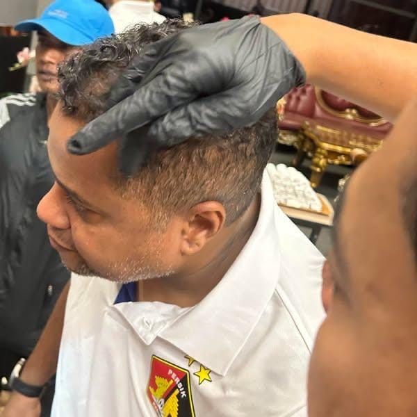 Pelatih Persik Kediri, Divaldo Alves mengalami luka saat bus timnya dilempari batu suporter sepulang dari Stadion Kanjuruhan