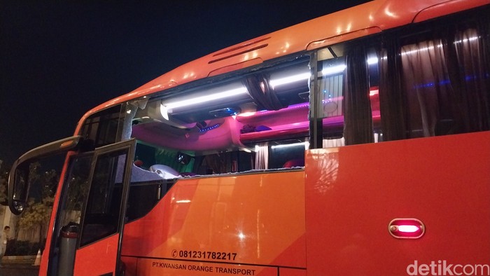 Kondisi bus Tim Persik setelah dilempari batu sepulang dari Stadion Kanjuruhan Malang
