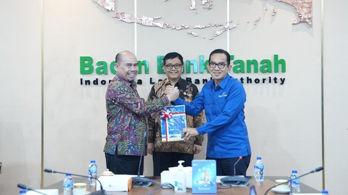 Dirjen Pemeriksa Keuangan Negara III Dede Sukarjo, Anggota III BPK Akhsanul Khaq, dan Kepala Badan Bank Tanah Parman Nataatmadja dalam penyerahan Laporan Hasil Pemeriksaan dari Badan Pemeriksa Keuangan Kepada Badan Bank Tanah tanah kelola
