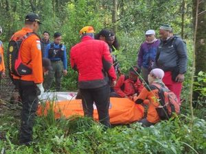 Pendaki Asal Bandung Meninggal Dunia di Pos 3 Gunung Lawu Pendaki Asal Bandung Meninggal Dunia di Pos 3 Gunung Lawu