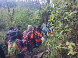 Evakuasi Pendaki Tewas di Gunung Lawu Butuh Waktu 12 jam Evakuasi Pendaki Tewas di Gunung Lawu Butuh Waktu 12 jam