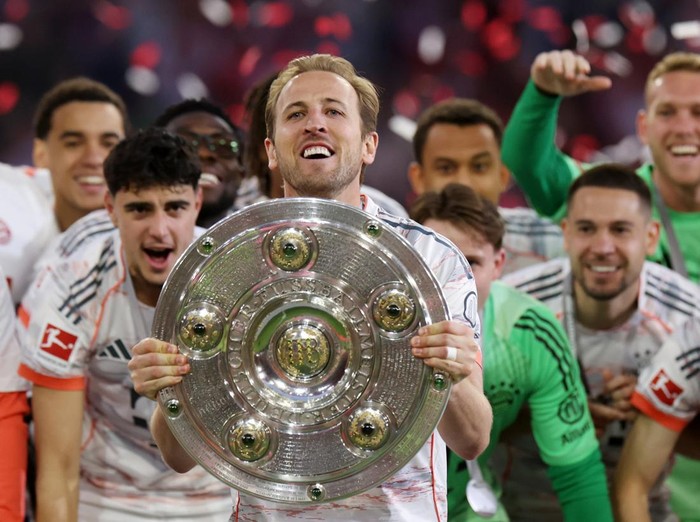 MUNICH, GERMANY - MAY 10: Harry Kane of Bayern Munich celebrates with the Meisterschale trophy, after the teams 2-0 victory in the Bundesliga match between FC Bayern München and Borussia Mönchengladbach at Allianz Arena on May 10, 2025 in Munich, Germany. (Photo by Alexander Hassenstein/Getty Images)