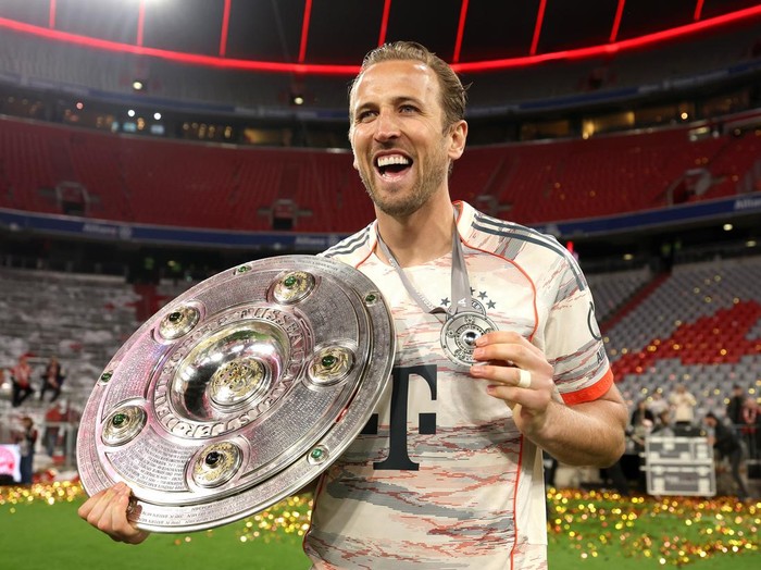 MUNICH, GERMANY - MAY 10: Harry Kane of Bayern Munich poses for a photo with the Meisterschale trophy and his medal after the teams 2-0 victory in the Bundesliga match between FC Bayern München and Borussia Mönchengladbach at Allianz Arena on May 10, 2025 in Munich, Germany. (Photo by Alexander Hassenstein/Getty Images)