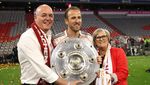 Potret Bahagia Harry Kane Raih Trofi Perdana