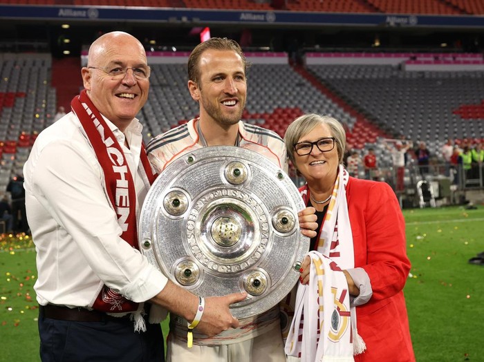 MUNICH, GERMANY - MAY 10: Harry Kane of Bayern Munich poses for a photo with is mum Kim Kane and Father Patrick Kane, while holding the Meisterschale trophy after the Bundesliga match between FC Bayern München and Borussia Mönchengladbach at Allianz Arena on May 10, 2025 in Munich, Germany. (Photo by Alexander Hassenstein/Getty Images)