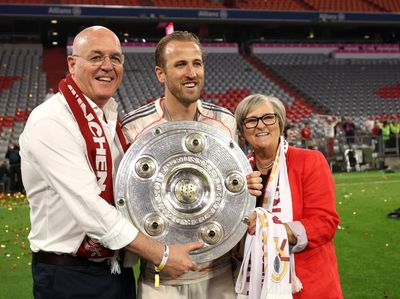 Potret Bahagia Harry Kane Raih Trofi Perdana