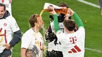 Skuad Bayern Munich ikut berbahagia dengan pencapaian Harry Kane. Mereka menuangkan bir kepada penyerang 31 tahun itu sebagai tanda suka cita. (Foto: Getty Images/Stefan Matzke - sampics)