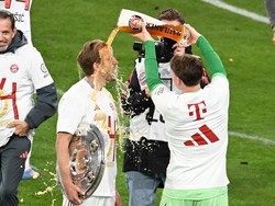 Skuad Bayern Munich ikut berbahagia dengan pencapaian Harry Kane. Mereka menuangkan bir kepada penyerang 31 tahun itu sebagai tanda suka cita. (Foto: Getty Images/Stefan Matzke - sampics)