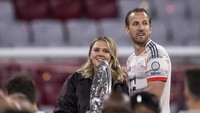 Harry Kane turut merayakan trofi perdananya bareng sang istri, Katie Goodland. (Foto: Getty Images/Kevin Voigt)