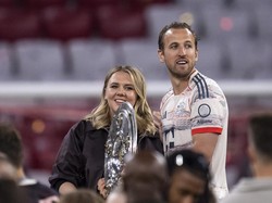 Harry Kane turut merayakan trofi perdananya bareng sang istri, Katie Goodland. (Foto: Getty Images/Kevin Voigt)