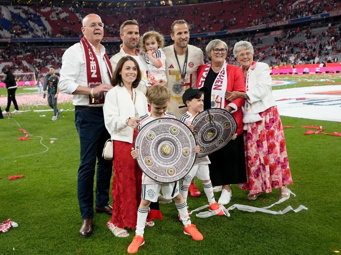 MUNICH, GERMANY - MAY 10: Harry Kane of Bayern Munich poses for a photo with his family, with replica Meisterschale trophies after the Bundesliga match between FC Bayern München and Borussia Mönchengladbach at Allianz Arena on May 10, 2025 in Munich, Germany. (Photo by F. Noever/FC Bayern via Getty Images)