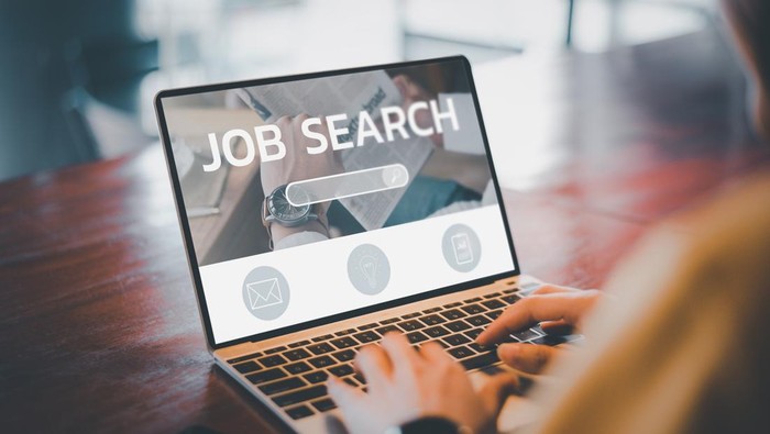 Ilustrasi job fair atau lowongan kerja job search concept, find your career, woman looking at online situs web by laptop computer. People searching for vacancies or position on the internet, recruiting, finding jobs. Unemployed and poor economy