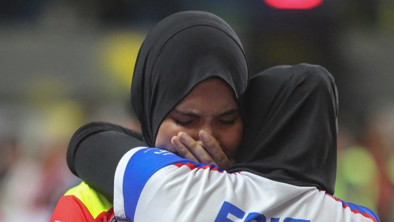Pevoli Jakarta Pertamina Enduro Nandita Ayu Salsabila (kiri) berpelukan dengan rekannya Eris Septia Wulandari (kanan) seusai mengalahkan Jakarta Popsivo Polwan saat pertandingan Grand Final Putri Proliga 2025 di Gor Amongrogo, Yogyakarta, Sabtu (10/5).