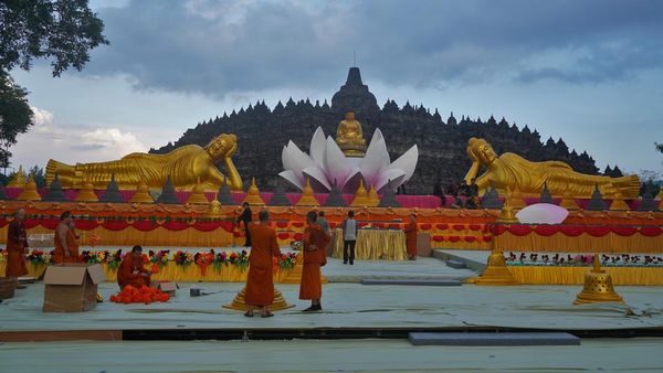Persiapan Altar Utama Sambut Puncak Waisak di Candi Borobudur