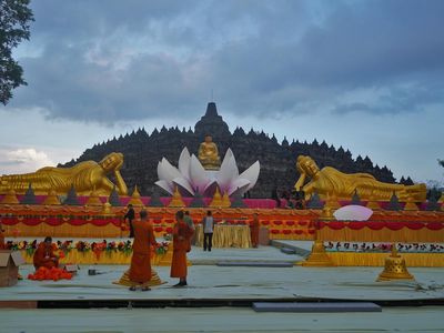 Persiapan Altar Utama Sambut Puncak Waisak di Candi Borobudur