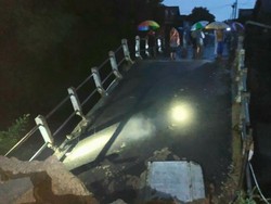 Jembatan Ketanggungan-Larangan Brebes Ambruk Diterjang Banjir