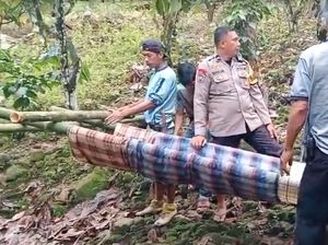 Video: Perjuangan Warga-Polisi di Polman Tandu Jenazah Sejauh 2,5 Km Menuju Ambulans Video: Perjuangan Warga-Polisi di Polman Tandu Jenazah Sejauh 2,5 Km Menuju Ambulans