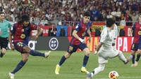 Jules Kounde menjadi penentu keberhasilan Barca juara Copa del Rey usai membobol gawang Real Madrid saat extra time. Foto: AFP/PIERRE-PHILIPPE MARCOU
