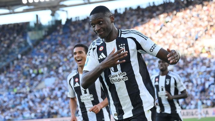 ROME, ITALY - MAY 10: Kolo Muani (20) of Juventus FC celebrates after scores a goal during Italian Serie A soccer match between SS Lazio and Juventus FC at Stadio Olimpico on May 10,2025 in Rome Italy. (Photo by Claudio Pasquazi/Anadolu via Getty Images)