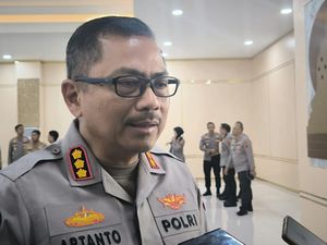 Polda Jateng Bantah Narasi Penjebakan Massa Aksi May Day dengan Ambulans Polda Jateng Bantah Narasi Penjebakan Massa Aksi May Day dengan Ambulans